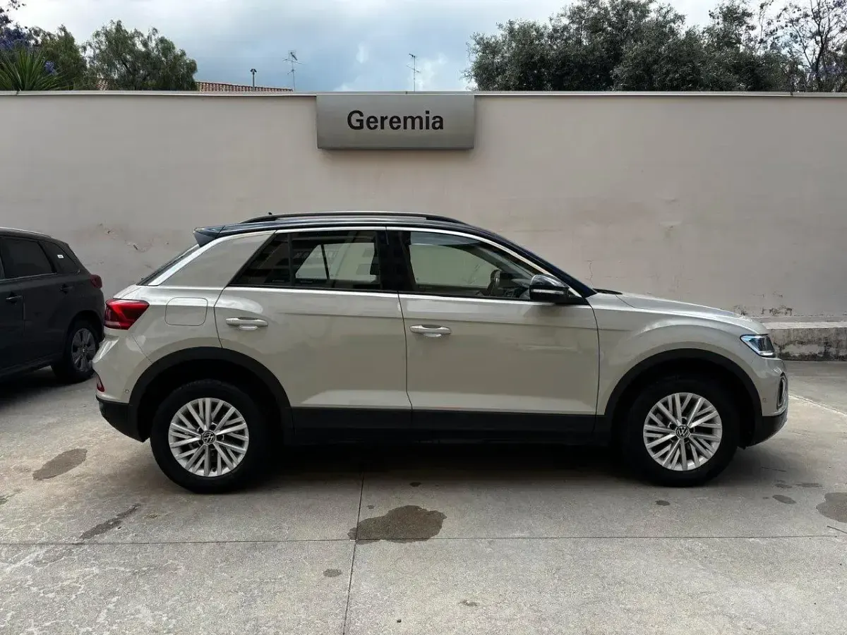 Usata VW T-Roc Life 110 CV (80 kW) 2024 Marrone SUV