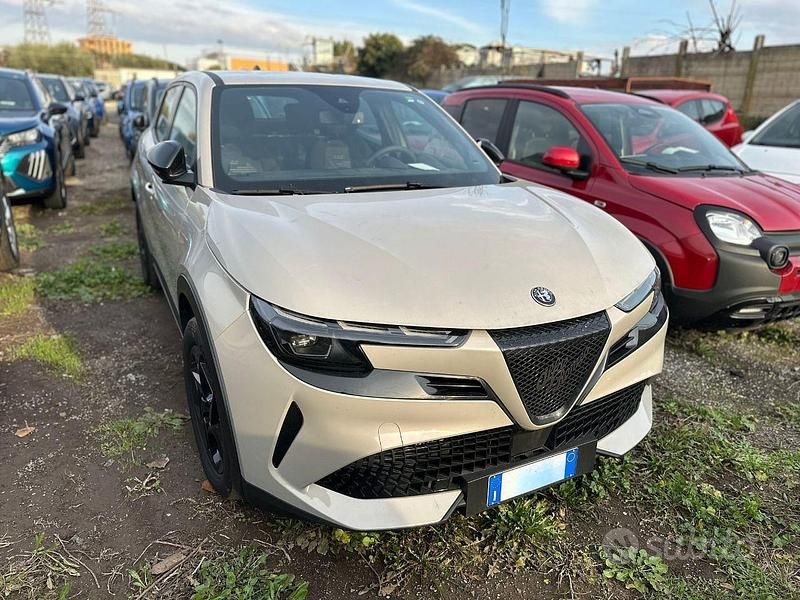 Second-hand Alfa Romeo Junior 145 CP (106 kW) 2025 Alb SUV