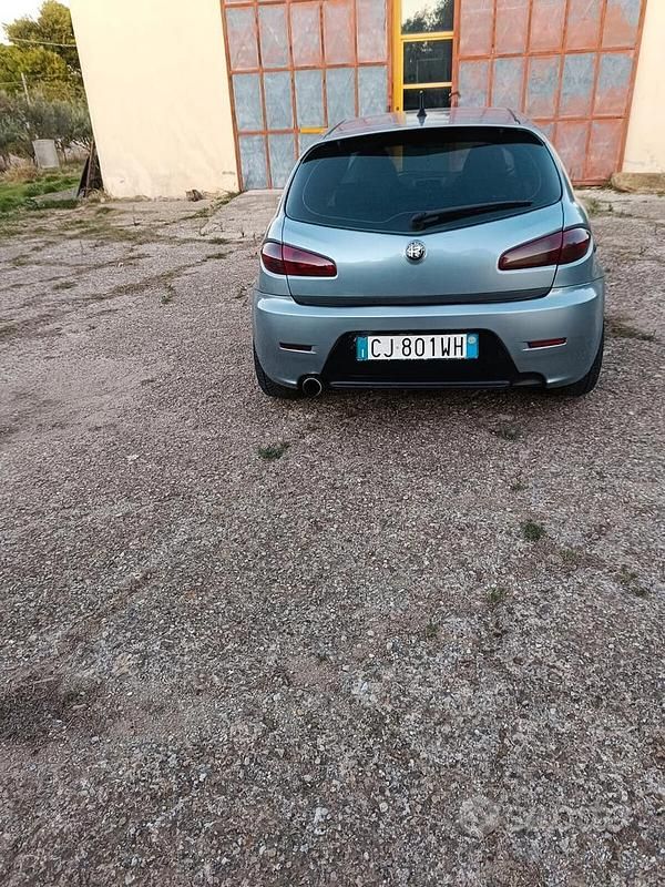 Usata Alfa Romeo 147 Distinctive 140 CV (102 kW) 2004 Blu Utilitaria