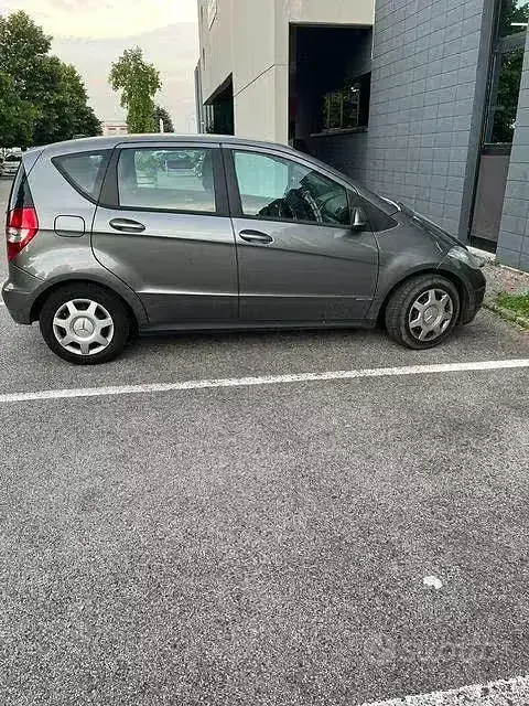 Usata Mercedes A180 109 CV (80 kW) 2011 Grigio Utilitaria