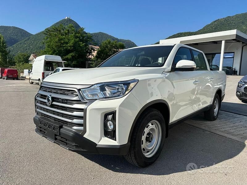 Bianco Nuova 2025 Ssangyong (KGM) Rexton SUV | 23.900 € - Immagine 1/4