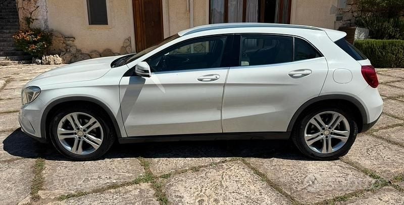 Usata Mercedes GLA180 Premium 109 CV (80 kW) 2015 Bianco SUV