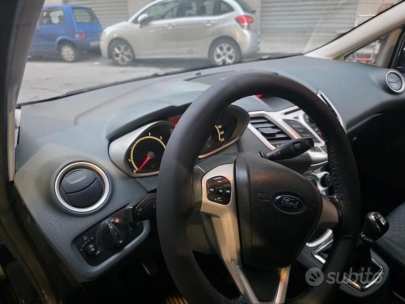 Usata Ford Fiesta 92 CV (67 kW) 2011 Nero Berlina