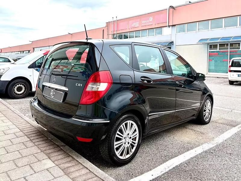 Usata Mercedes A180 109 CV (80 kW) 2010 Nero Berlina