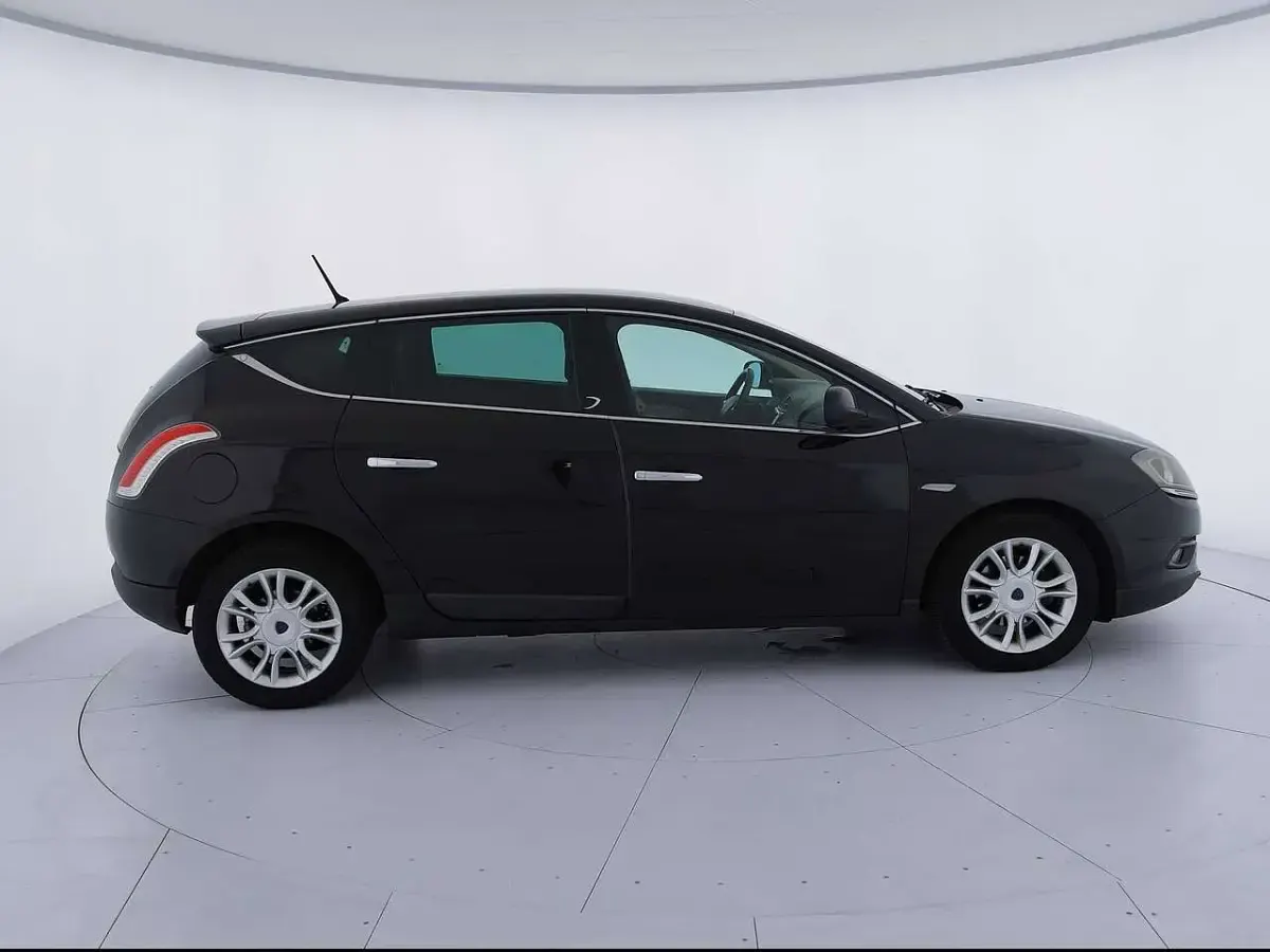 Usata Lancia Delta 105 CV (77 kW) 2012 Nero Utilitaria