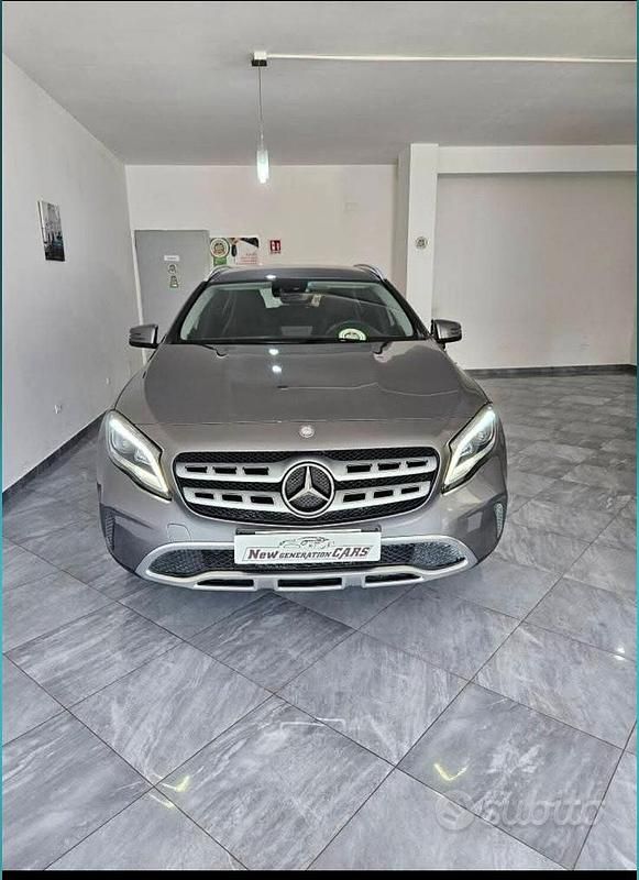 Usata Mercedes GLA200 135 CV (99 kW) 2017 Grigio SUV