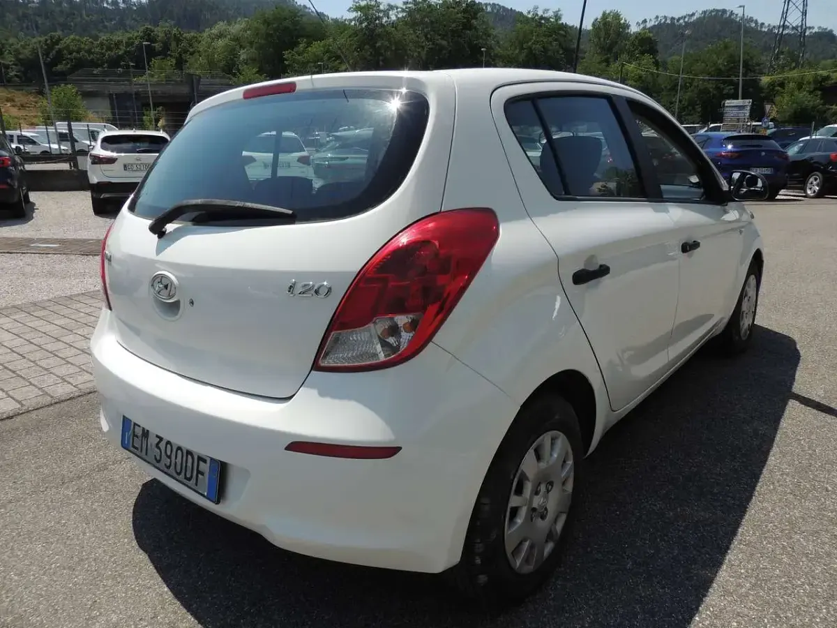 Usata Hyundai i20 Edition 84 CV (61 kW) 2012 Bianco Utilitaria