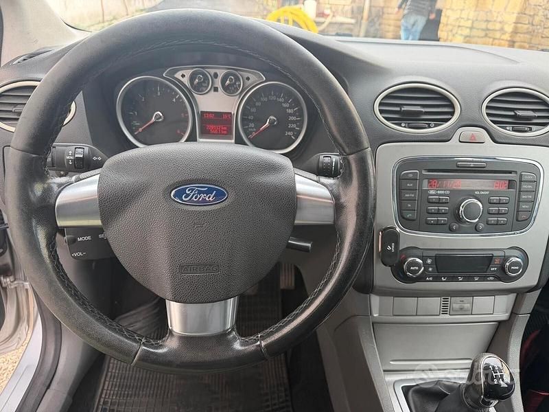Usata Ford Focus 110 CV (80 kW) 2010 Grigio Berlina