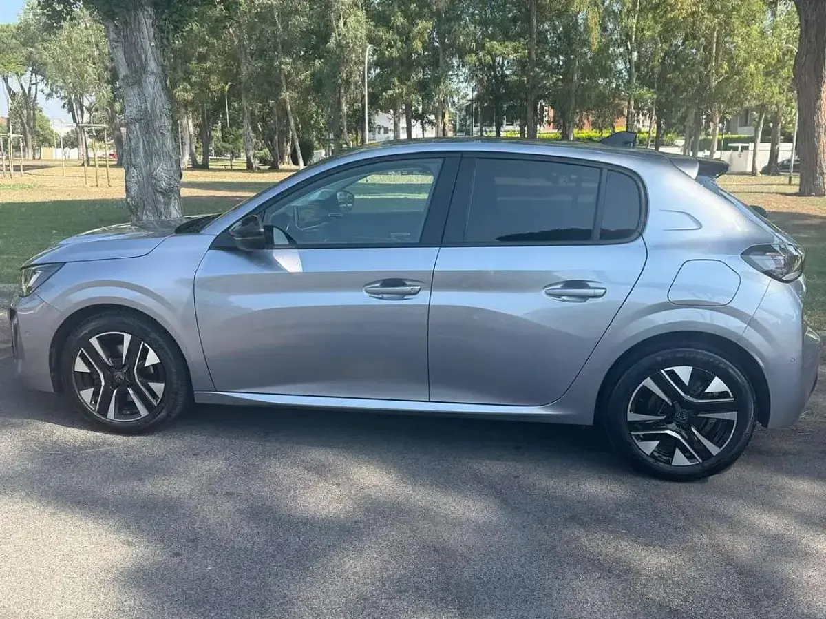 Usata Peugeot 208 Allure 101 CV (74 kW) 2025 Grigio Utilitaria