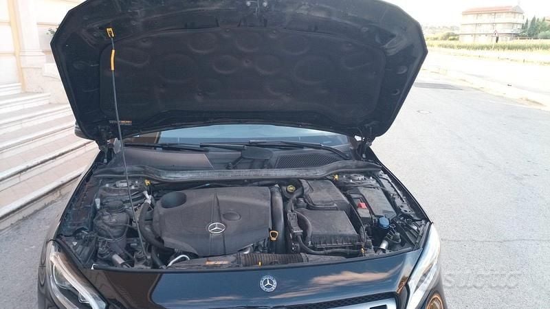 Usata Mercedes GLA200 135 CV (99 kW) 2019 Nero SUV