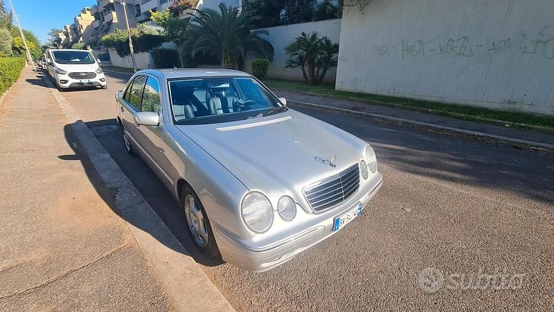 Usata Mercedes E200 Avantgarde 186 CV (136 kW) 1999 Grigio Berlina