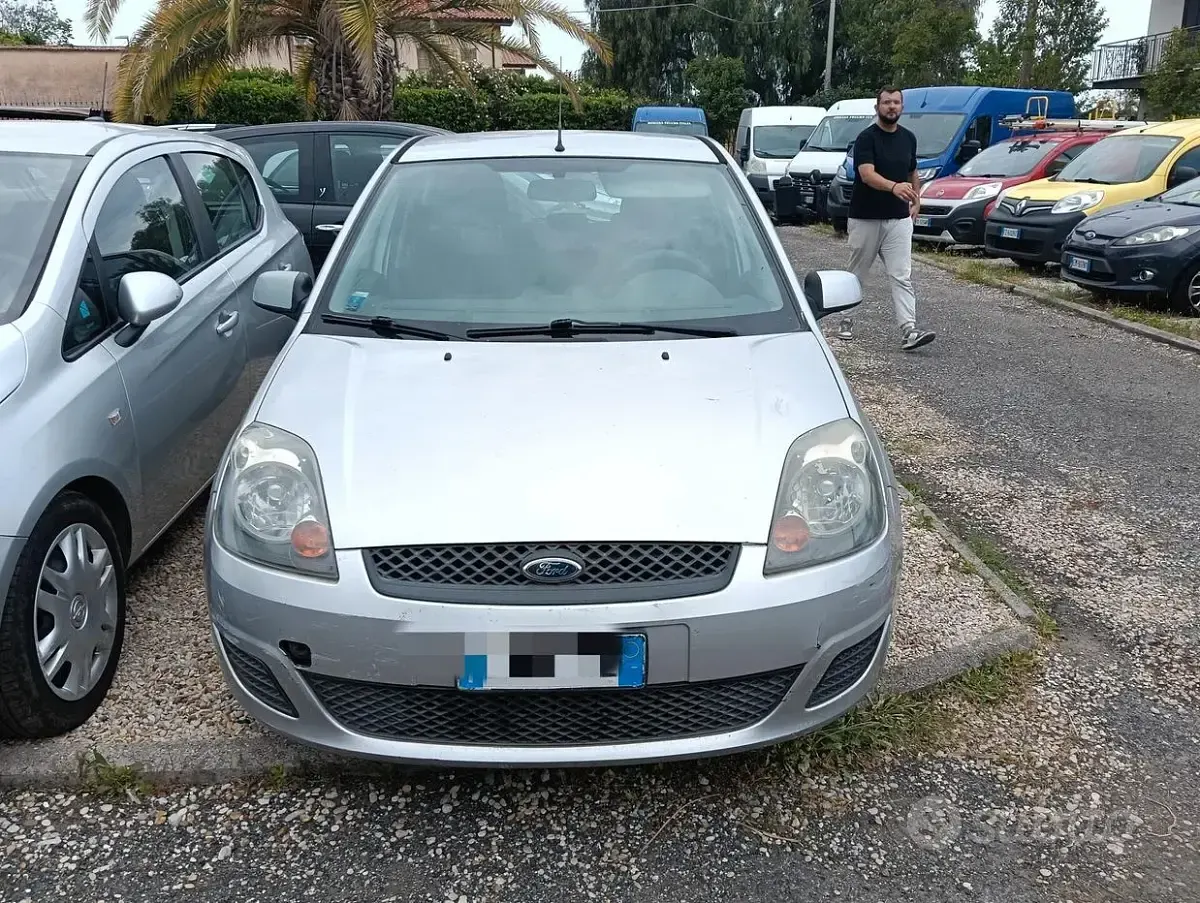 Usata Ford Fiesta Ghia 75 CV (55 kW) 2006 Grigio Utilitaria