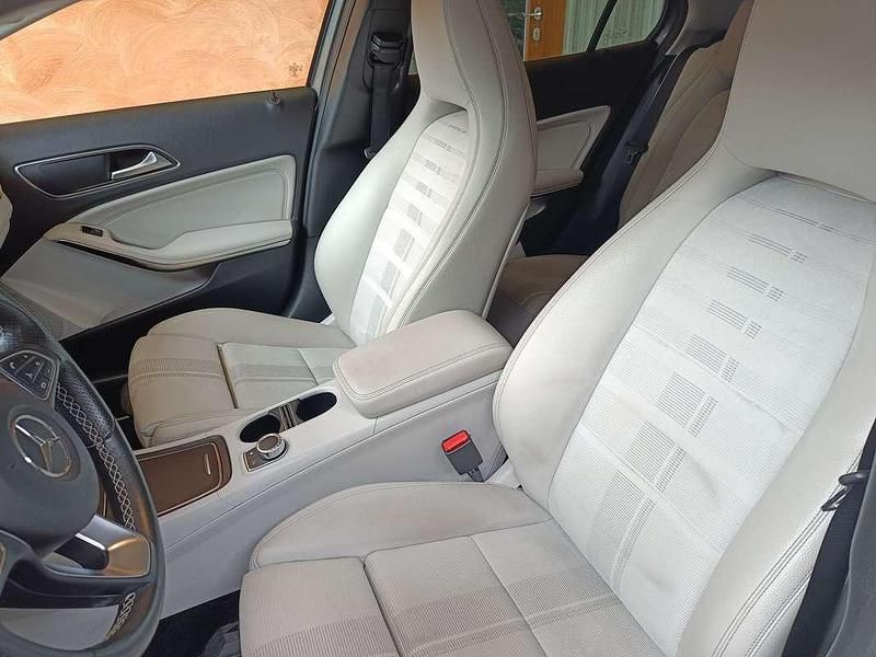 Usata Mercedes GLA200 136 CV (100 kW) 2017 Grigio SUV