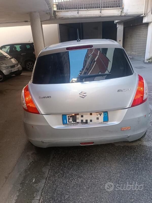Argento Usata 2013 Suzuki Swift GL Tre volumi | 4700 € (Ottimo prezzo) - Immagine 1/4