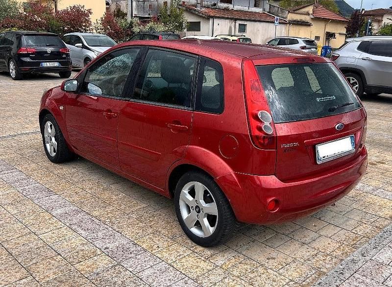 Usata Ford Fiesta Titanium 68 CV (50 kW) 2007 Rosso Utilitaria