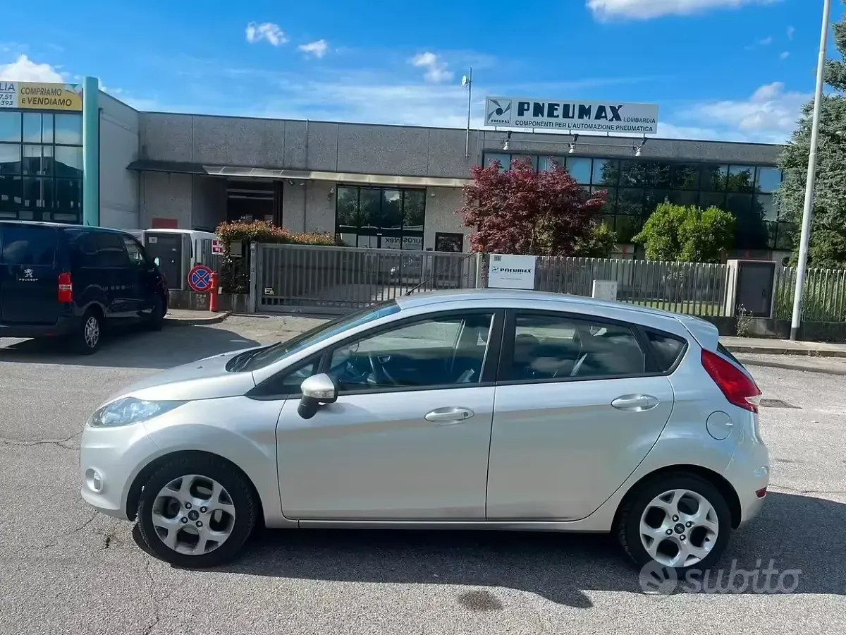 Usata Ford Fiesta Titanium 60 CV (44 kW) 2012 Grigio Berlina