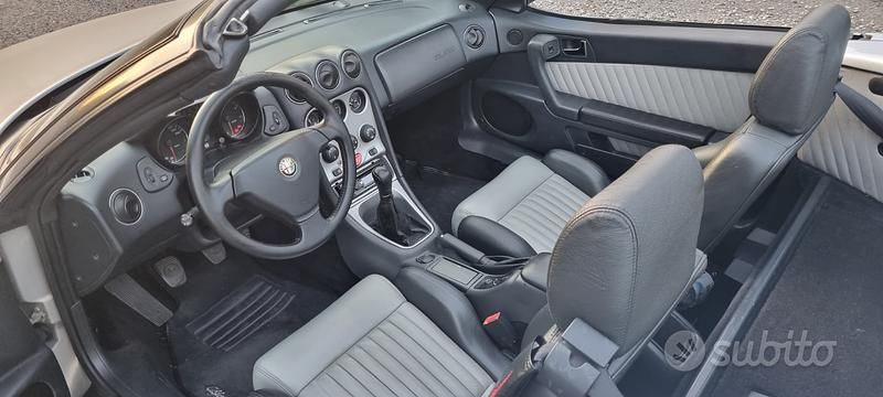 Usata Alfa Romeo Spider 128 CV (94 kW) 2003 Grigio Cabrio