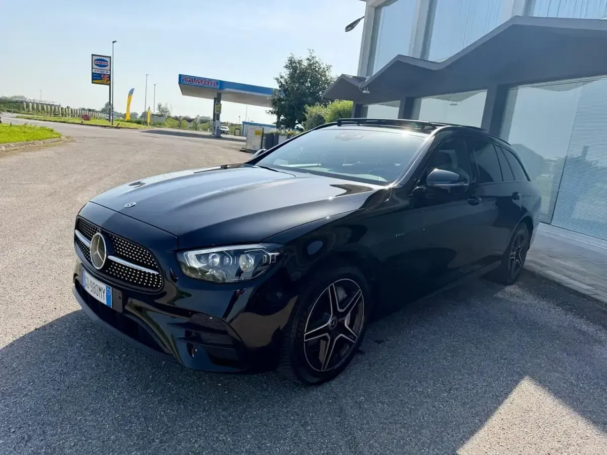 Usata Mercedes E300 Premium Plus 194 CV (142 kW) 2021 Nero Station wagon