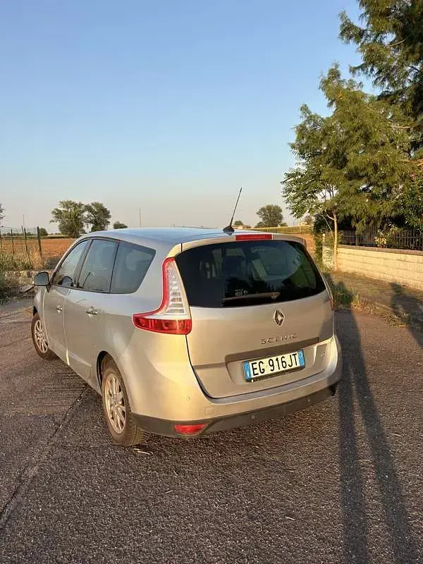 Usata Renault Scénic III 110 CV (80 kW) 2011 Grigio Monovolume