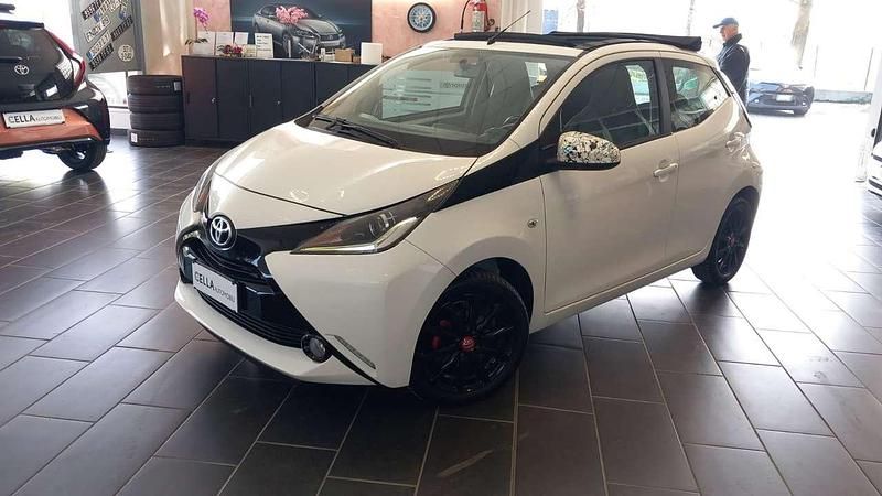 Usata Toyota Aygo Connect Style 68 CV (50 kW) 2016 Bianco Utilitaria