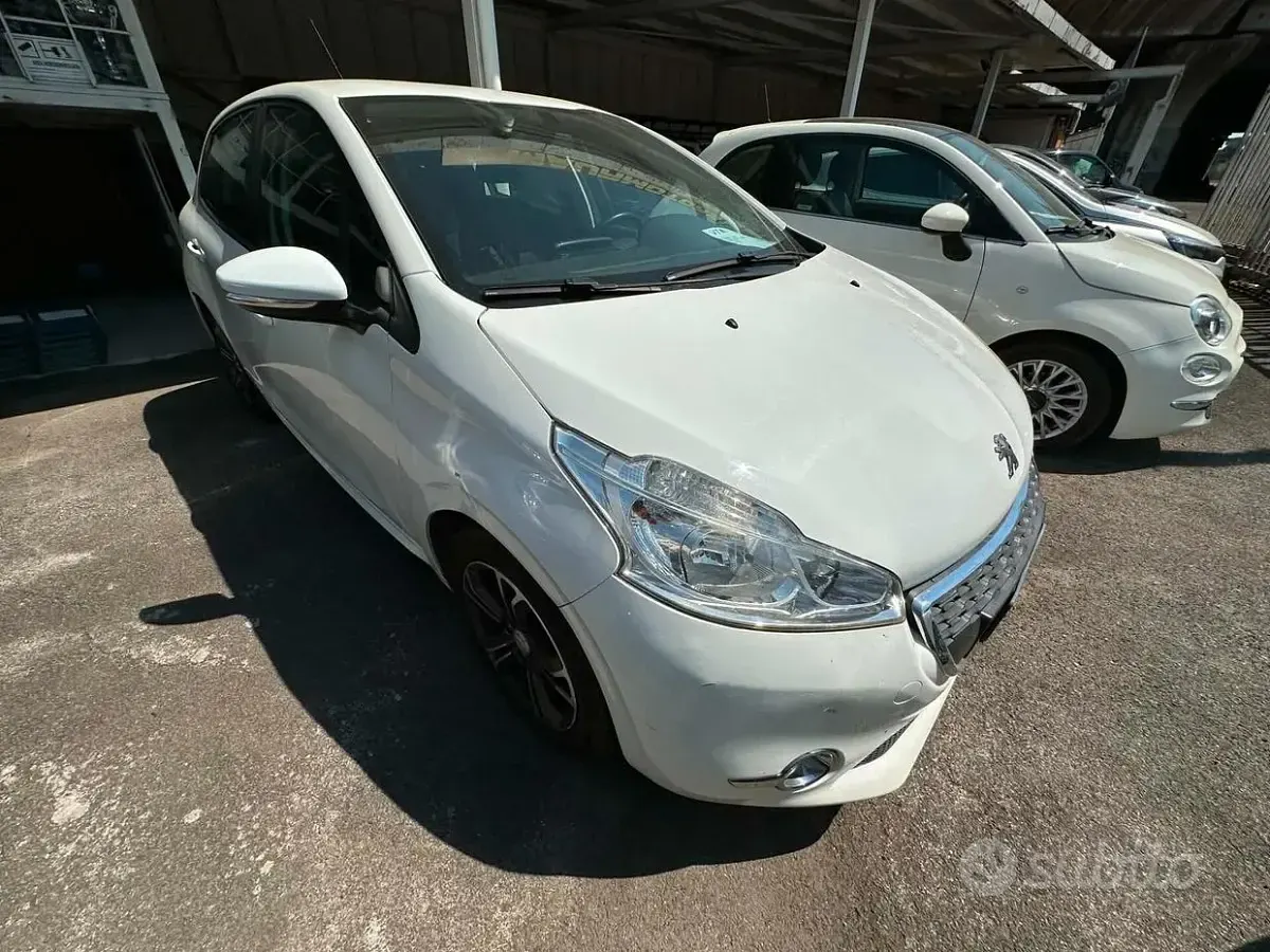 Usata Peugeot 208 Active 68 CV (50 kW) 2014 Bianco Utilitaria