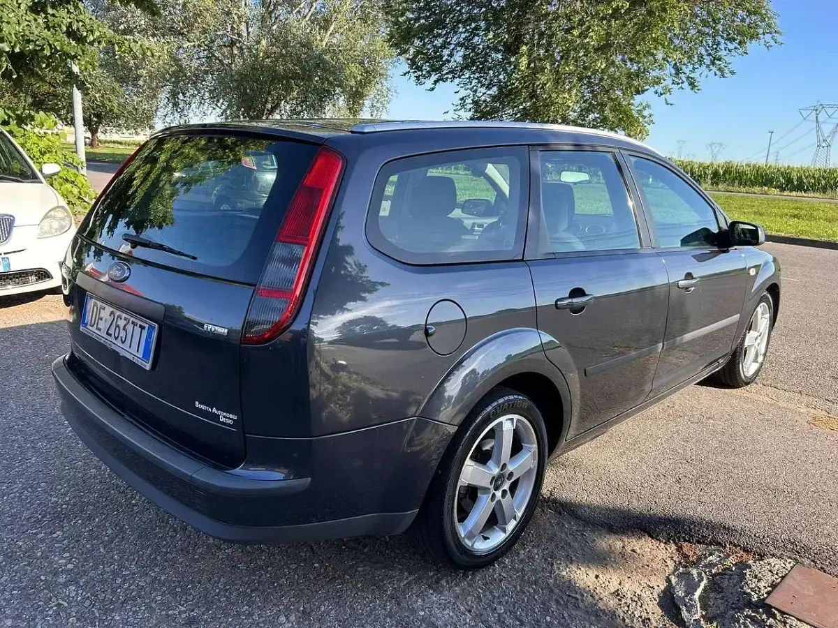 Usata Ford Focus Style 90 CV (66 kW) 2007 Grigio Station wagon
