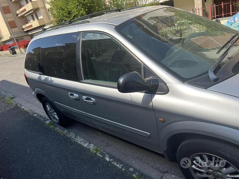 Usata Chrysler Voyager 150 CV (110 kW) 2006 Grigio Monovolume