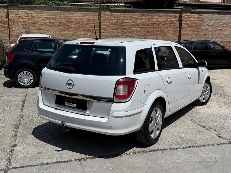 Usata Opel Astra Edition 110 CV (80 kW) 2009 Bianco Station wagon