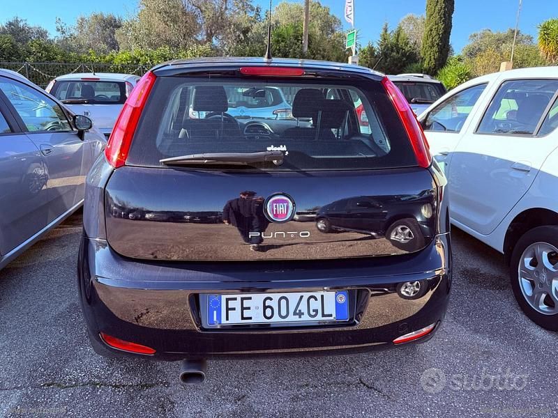 Usata Fiat Punto Lounge 77 CV (56 kW) 2016 Blu Berlina