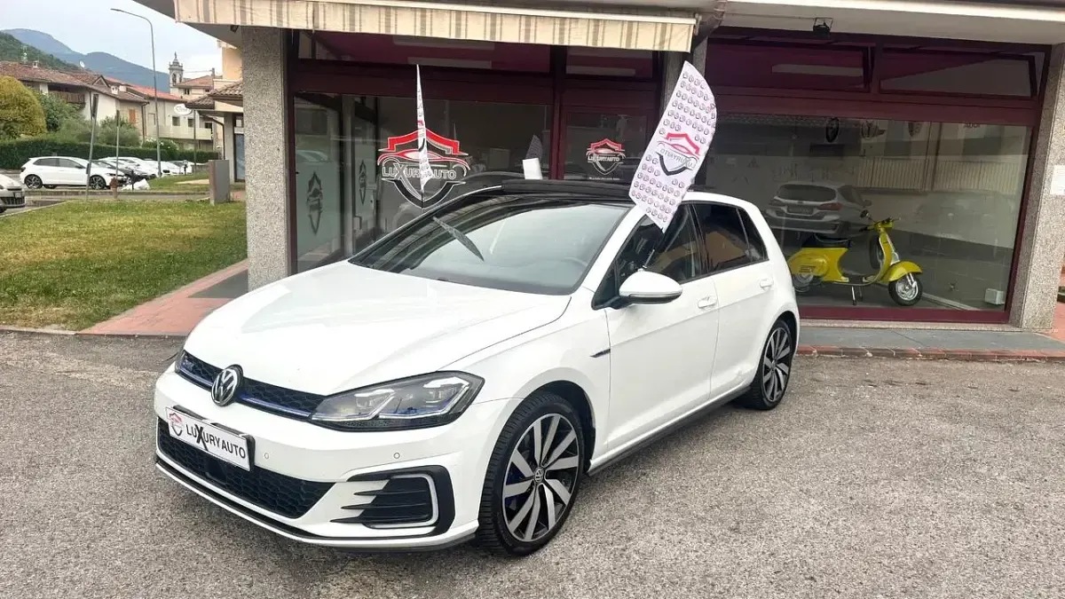 Usata VW Golf VII GTE 149 CV (109 kW) 2018 Bianco Utilitaria