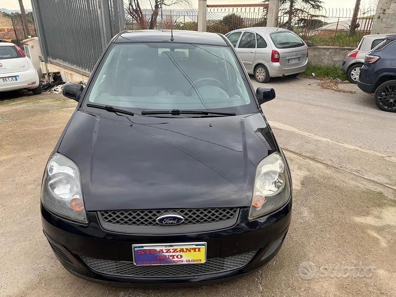 Usata Ford Fiesta Ghia 75 CV (55 kW) 2007 Nero Utilitaria