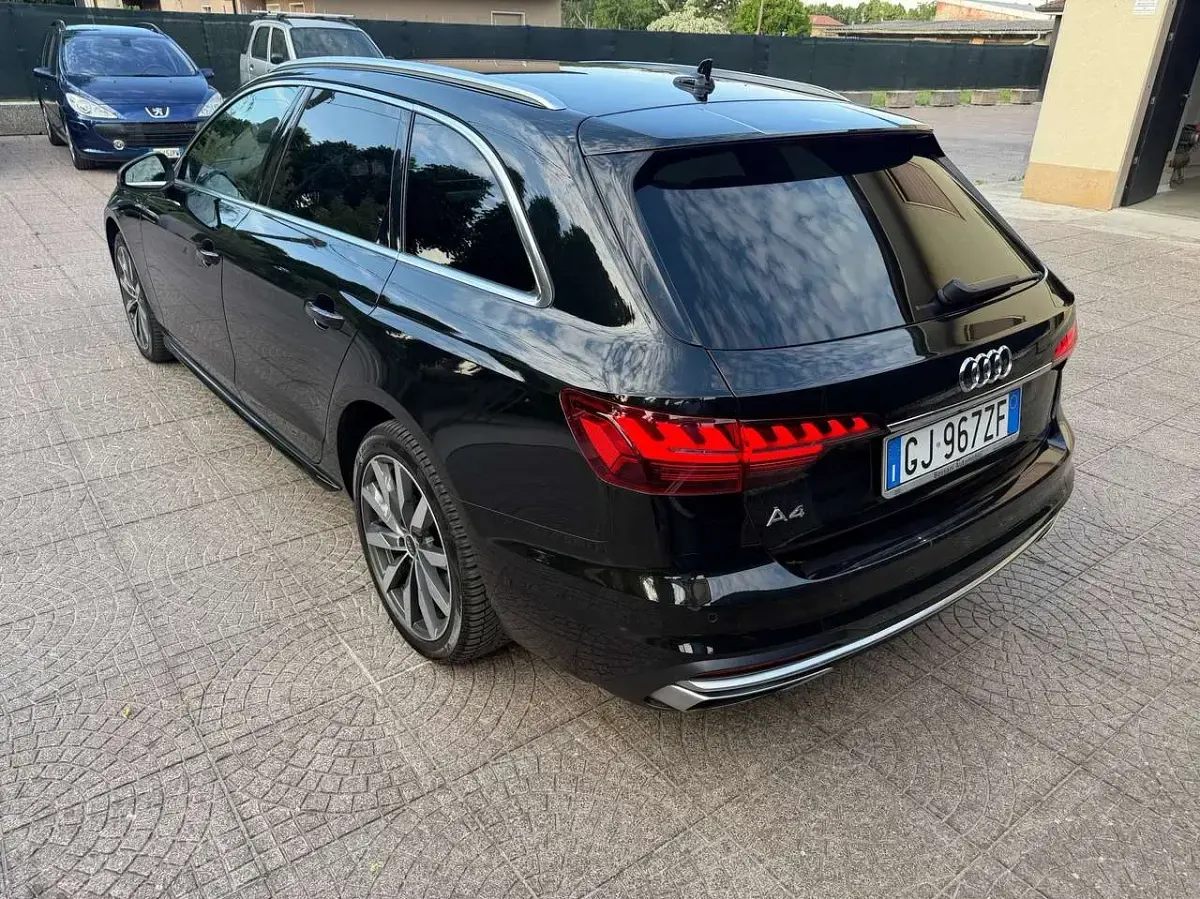 Begagnad Audi A4 Advanced 163 HK (119 kW) 2022 Svart Kombi