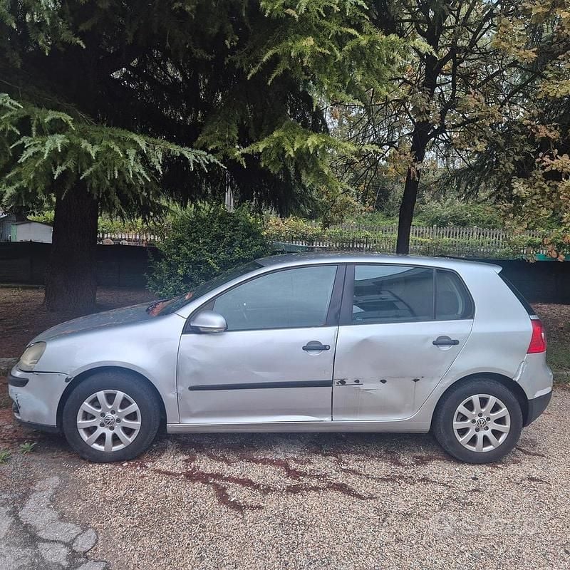 Grigio Usata 2004 VW Golf IV Tre volumi | 1500 € (Super prezzo) - Immagine 1/4