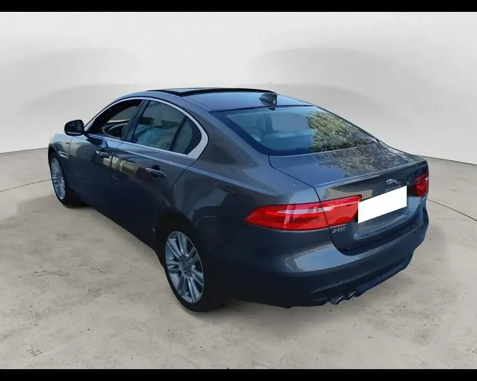 Usata Jaguar XE R-Sport 180 CV (132 kW) 2018 Grigio scuro metallizzato Berlina