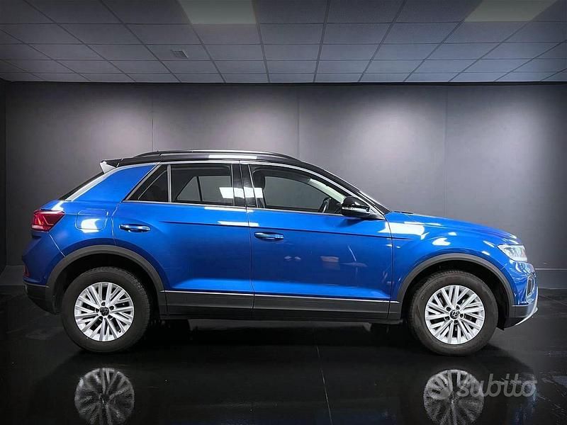 Usata VW T-Roc Life 110 CV (80 kW) 2022 Blu SUV