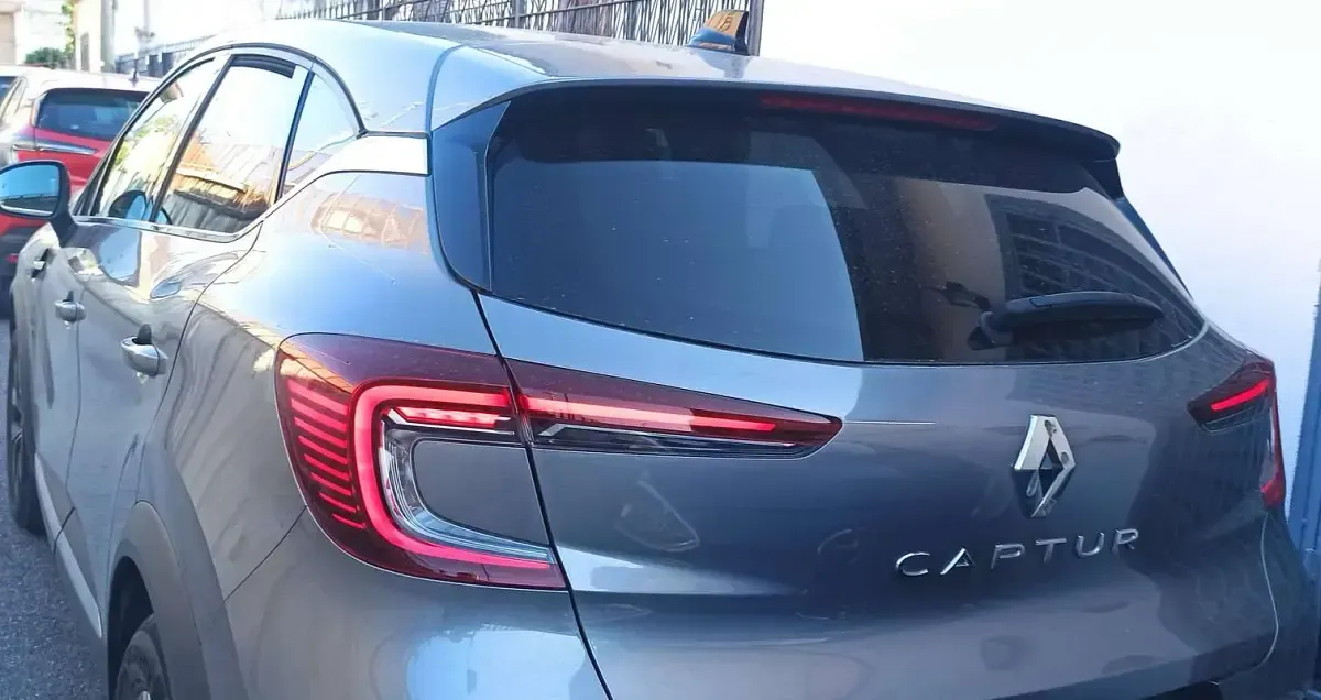 Usata Renault Captur Techno 101 CV (74 kW) 2023 Grigio SUV