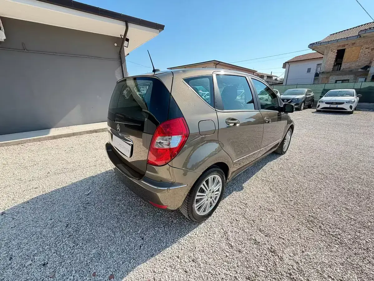 Usata Mercedes A180 Elegance 109 CV (80 kW) 2012 Marrone Utilitaria