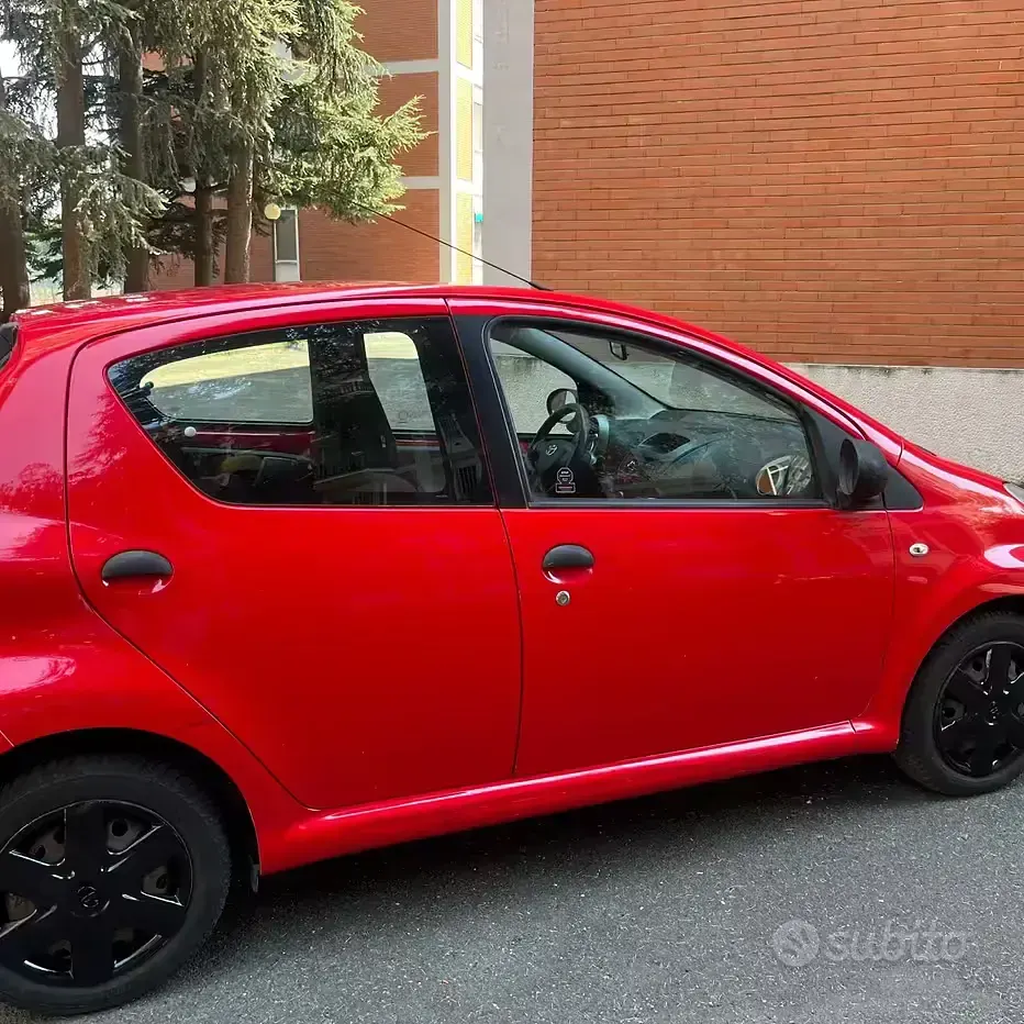 Usata Toyota Aygo 68 CV (50 kW) 2010 Rosso Utilitaria