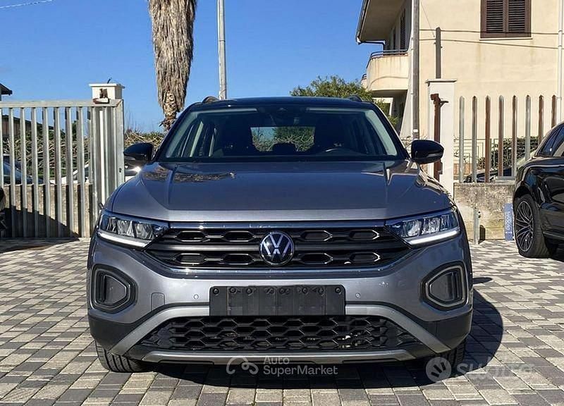 Usata VW T-Roc Life 116 CV (85 kW) 2023 Nero SUV