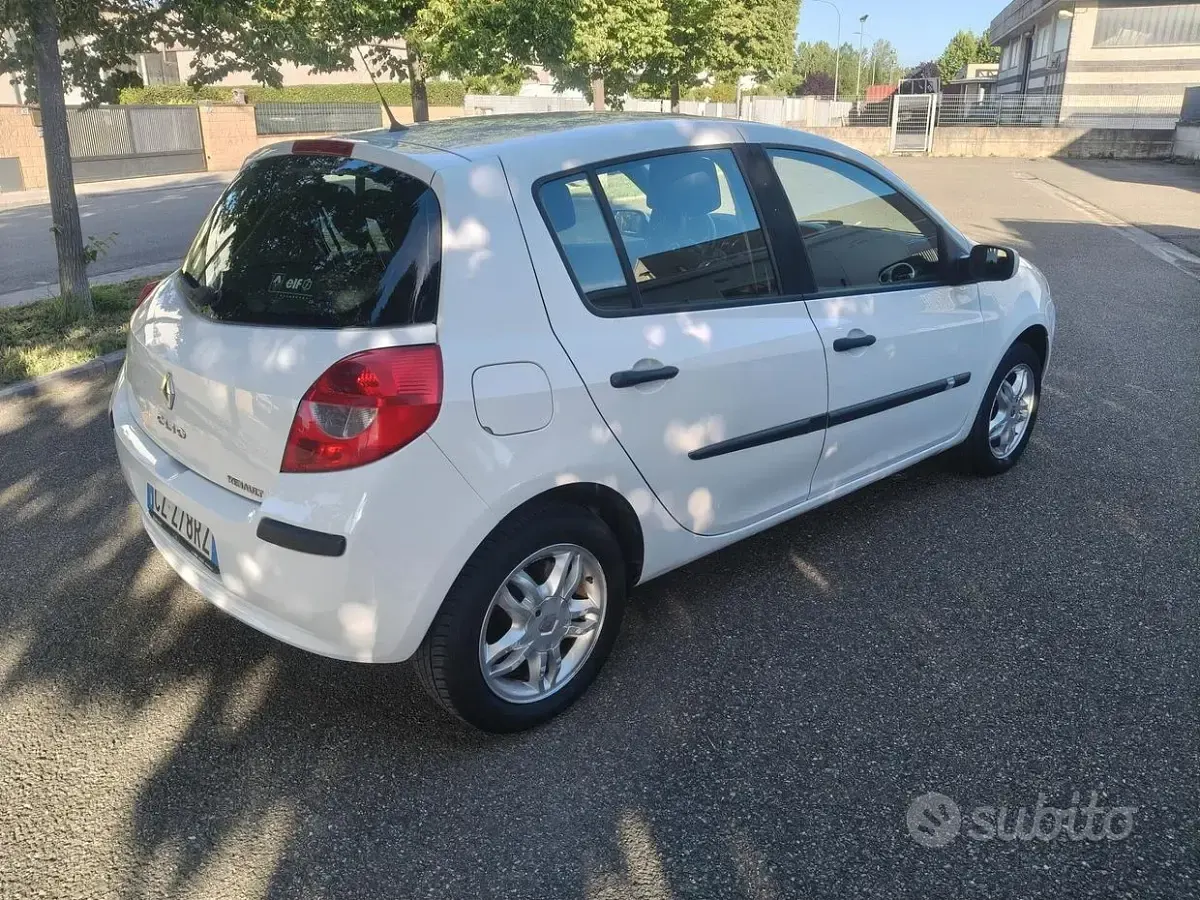 Usata Renault Clio II 111 CV (81 kW) 2006 Bianco Berlina