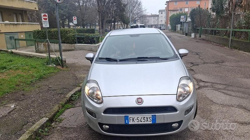 Grigio Usata 2017 Fiat Punto Tre volumi | 5600 € - Immagine 1/4
