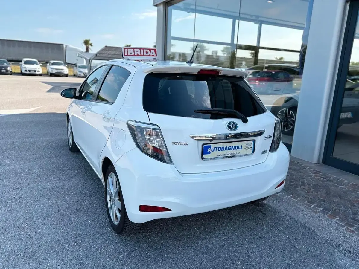 Usata Toyota Yaris Hybrid Style 75 CV (55 kW) 2013 Bianco Berlina