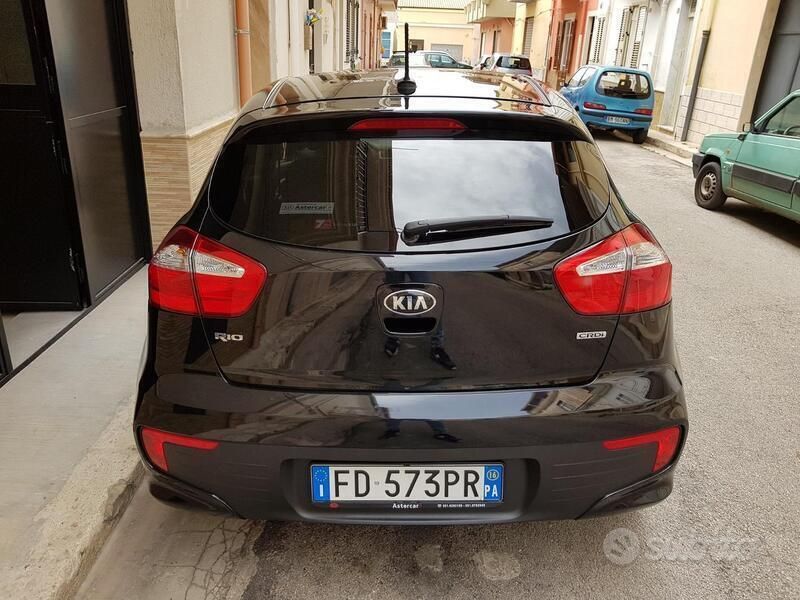 Usata Kia Rio 90 CV (66 kW) 2016 Nero Berlina