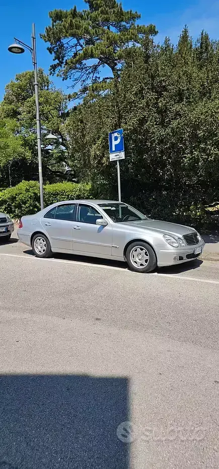 Usata Mercedes E270 177 CV (130 kW) 2004 Grigio Berlina
