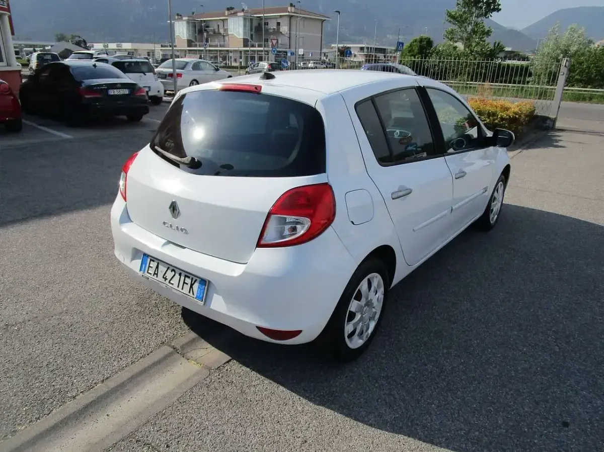 Usata Renault Clio II 75 CV (55 kW) 2010 Beige Berlina
