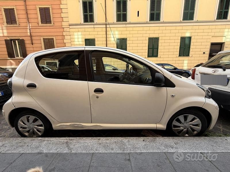 Usata Toyota Aygo 68 CV (50 kW) 2013 Bianco Utilitaria