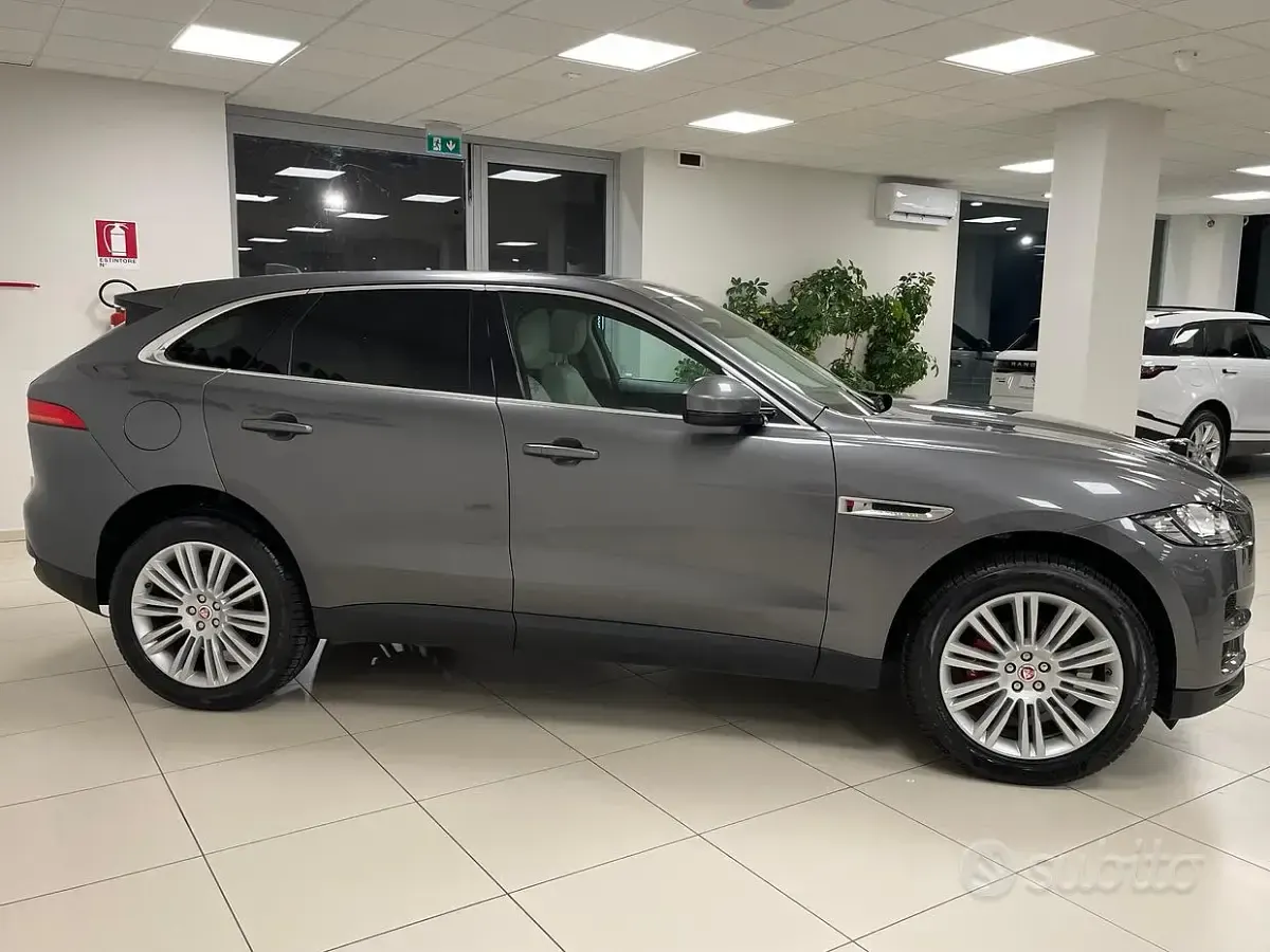 Usata Jaguar F-Pace Prestige 180 CV (132 kW) 2017 Grigio SUV