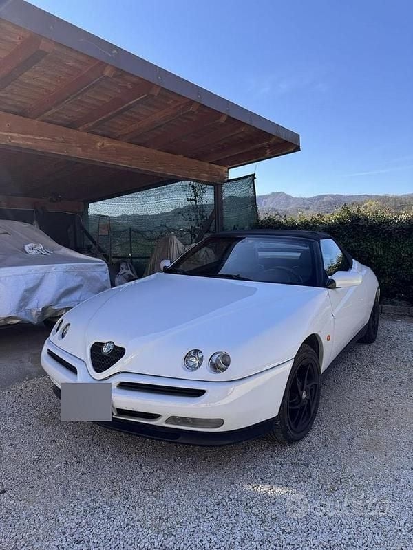 Begagnad Alfa Romeo Spider 150 HK (110 kW) 1997 Vit Cab