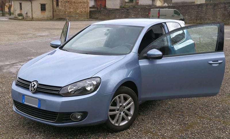 Blu/azzurro Usata 2010 VW Golf Highline Tre volumi | 4800 € (Super prezzo) - Immagine 1/4