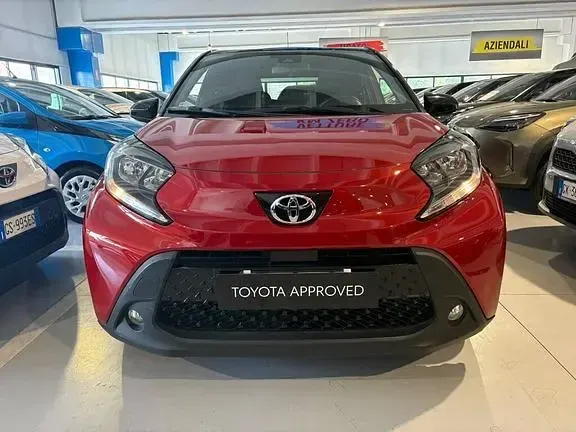 Usata Toyota Aygo X Trend 72 CV (52 kW) 2023 Chili red & black met SUV